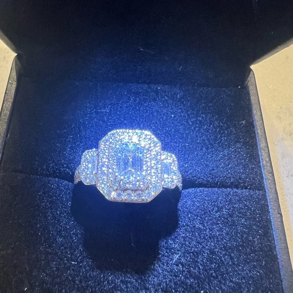 Diamond ring  1.46 ctw clarity VS-2 tha diamond color is 1 or better Emeral cut - Picture 8 of 13